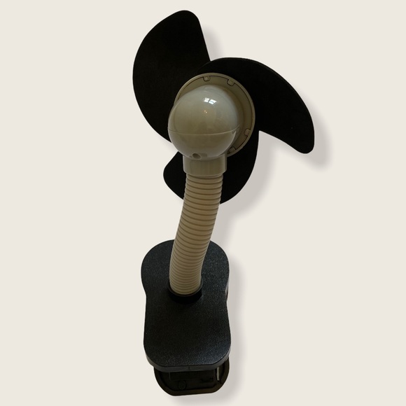 Dreambaby Clip-On Stroller Fan Silver/Black - Picture 3 of 7